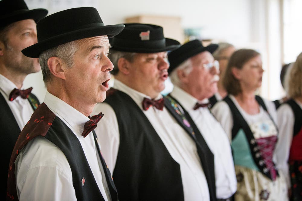 Der Jodlerklub Pilatus nimmt erstmals an einem Jodlerfest teil und singt sich im Dorfschulhaus für den Vortrag ein. (Bild: Manuela Jans- Koch (Neue LZ))