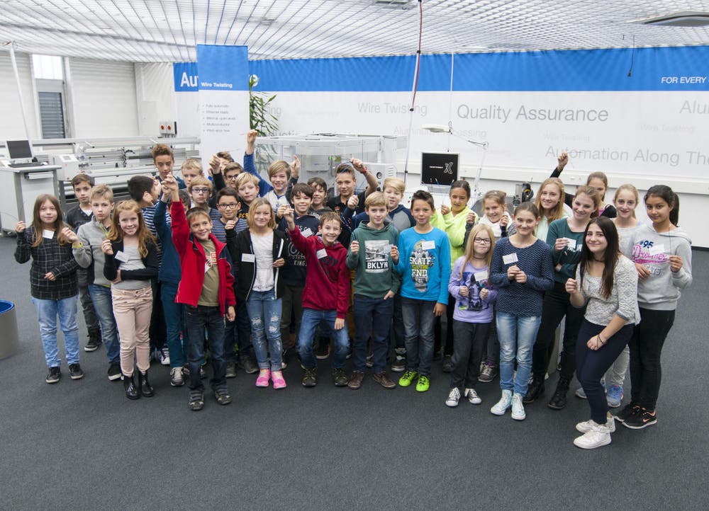 33 Schülerinnen und Schüler verbrachten den Nationalen Zukunftstag 2015 bei Komax in Dierikon und Rotkreuz. (Bild: Sandra Durrer)