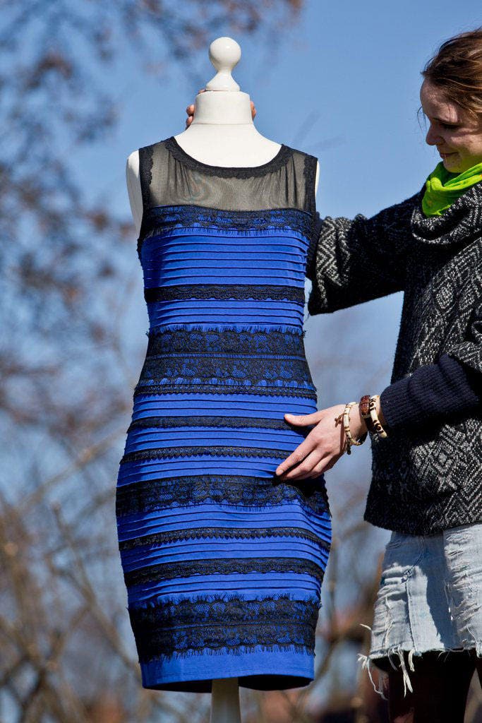 Blau-schwarz oder weiss-golden? Auf Facebook und Twitter diskutieren Tausende aus aller Welt, welche Farben dieses Kleid hat. (Bild: EPA / Daniel Karmann)
