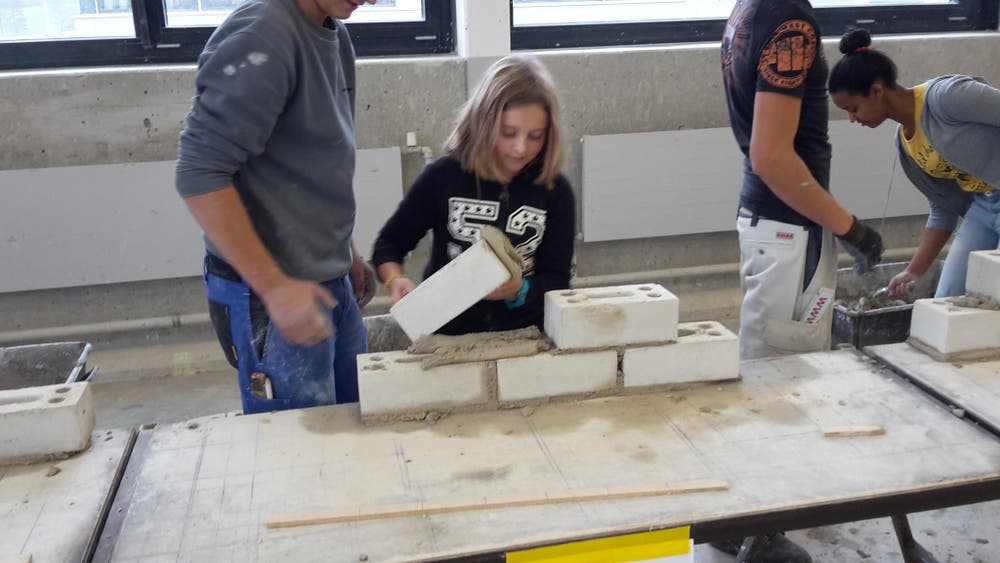 Bei uns in Sursee an den beiden Berufsfachschulen Verkehrswegbauer und Maurerlehrhallen Haben 20 Mädchen und 4 Jungs am Zukunftstag mitgemacht. Top Motiviert durften Sie schalen, betonieren, Randsteine versetzten und Bagger fahren. (Bild: Rothenbühler Ivan)