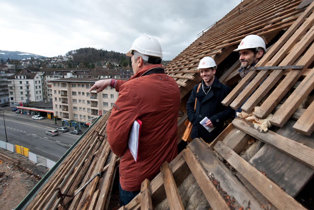 Baustellenrundgang (vlnr): Franz Studer (Bauleiter ABL), Raphael Gutzwiller (Journalist Neue LZ) und Benno Zgraggen (Kommunikation ABL). (Bild: Dominik Wunderli / Neue LZ)