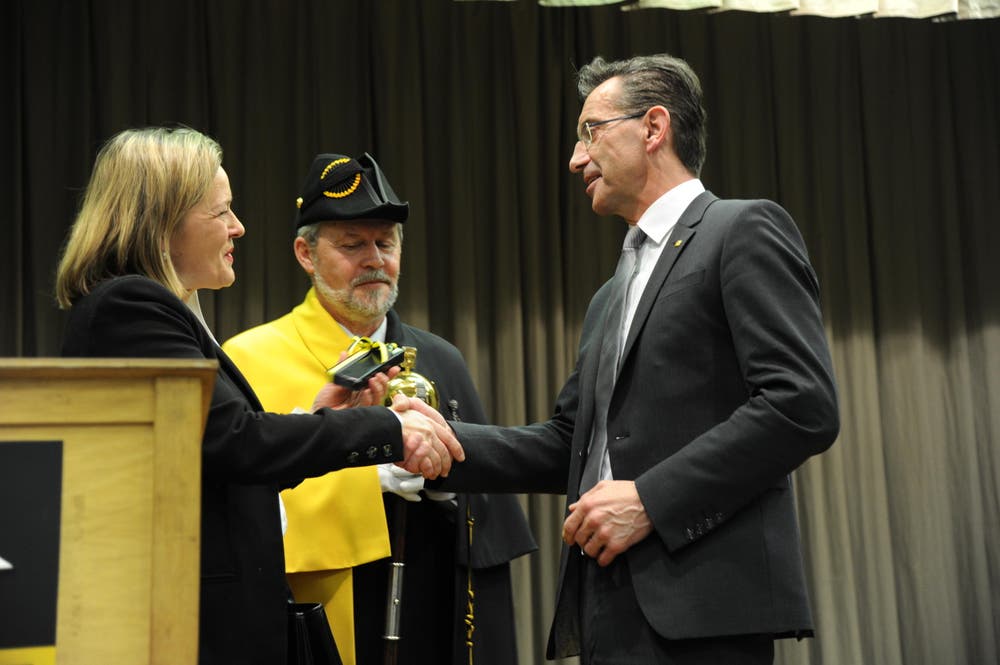 Frau Landammann Heidi Z'graggen gratuliert ihrem Nachfolger Beat Jörg zur Wahl. (Bild: Urs Hanhart / Neue UZ)
