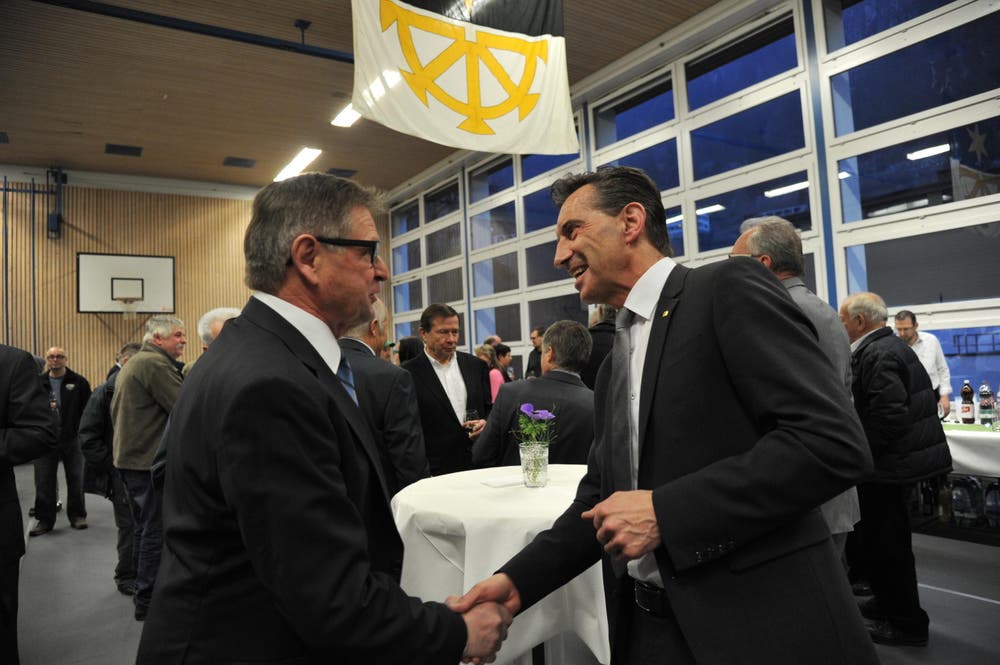 Ständerat Isidor Baumann gratulierte an der Wahlfeier in Gurtnellen dem neuen Landammann Beat Jörg. (Bild: Urs Hanhart / Neue UZ)