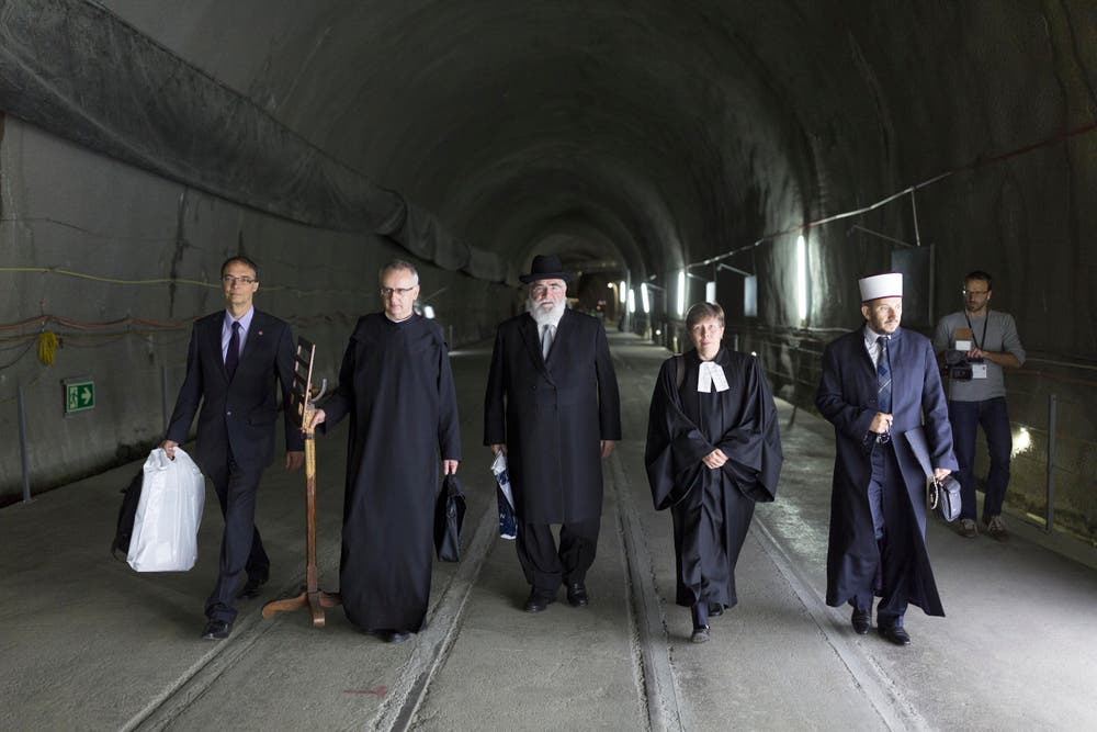 Pieter Zeilstra, Pfarrer Martin Werlen, der Rabbiner Marcel Yair Alimi, Pfarrerin Somina Rauch und der Imam Bekim Alimi (von links) unterwegs zur Segnung des Gotthard-Tunnels. (Bild: Keystone / Gaetan Bally)