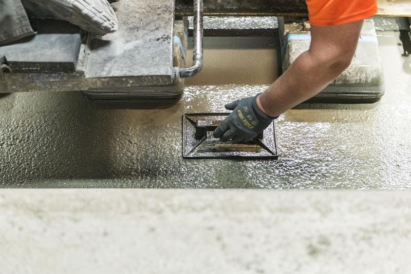 29. Oktober 2014: Mit Beton werden die Schwellen befestigt. (Bild: Keystone)