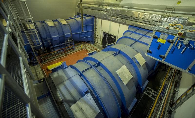 Ventilatoren, welche die Tunnels und Stollen mit Frischluft versorgen, aufgenommen bei einer Nothaltestelle im Berg. (Bild: Keystone)