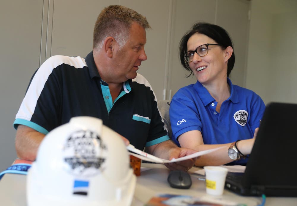ESAF-Direktorin Isabelle Emmenegger und ihr Stellvertreter Rolf Gasser arbeiten in einem Büro: Hier laufen viele Fäden der grossen Organisation zusammen. (Bild: Swiss Image / Andy Mettler)