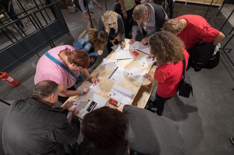 Die Testkunden füllen einen Fragebogen aus. (Bild: Boris Bürgisser (Ebikon, 18. Oktober 2017))