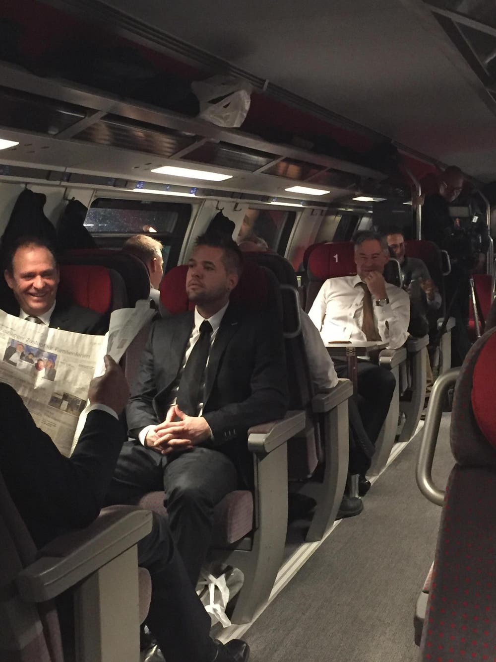 Die Delegation des Kantons Zug unterwegs an die Bundesratswahl. Die Stimmung ist gut. (Bild: Harr Ziegler / Neue ZZ)
