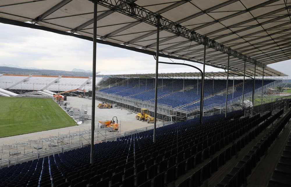Impression von der grössten Stadion-Baustelle der Schweiz auf dem Militärflugplatz Payerne, wo die rekordgrosse Arena sowie die Festbauten aufgebaut werden. (Bild: Swiss Image / Andy Mettler)