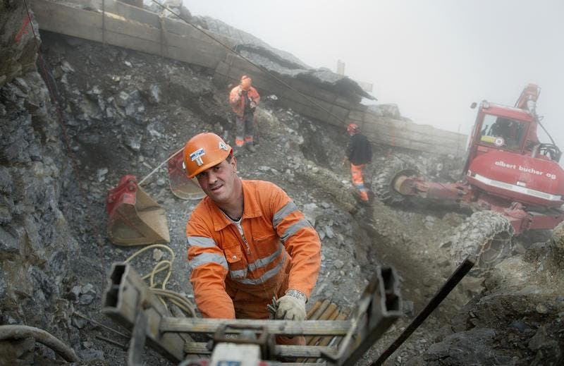Deshalb sind Spezialisten für hochalpine Bauarbeiten am Werk. (Bild: Corinne Glanzmann / Neue OZ)