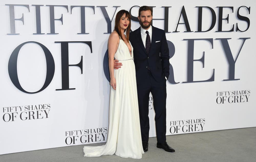 Die Schauspieler Dakota Johnson und Jamie Dornan posieren für die Fotografen bei der britischen Premiere von Fifty Shades of Grey in London. (Bild: AP / Jonathan Short)