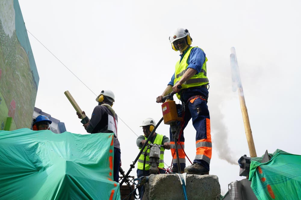 Aufwändige Arbeiten für den Hochwasserschutz (Bild: Romano Cuonz (Giswil, 11. Februar 2018))