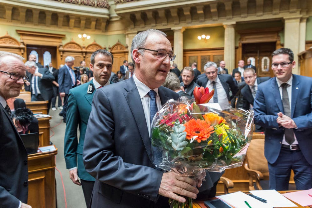 Der neugewählte Bundesrat Guy Parmelin schreitet Momente nach der Wahl durch die Vereinigte Bundesversammlung zum Rednerpult. (Bild: LUKAS LEHMANN)