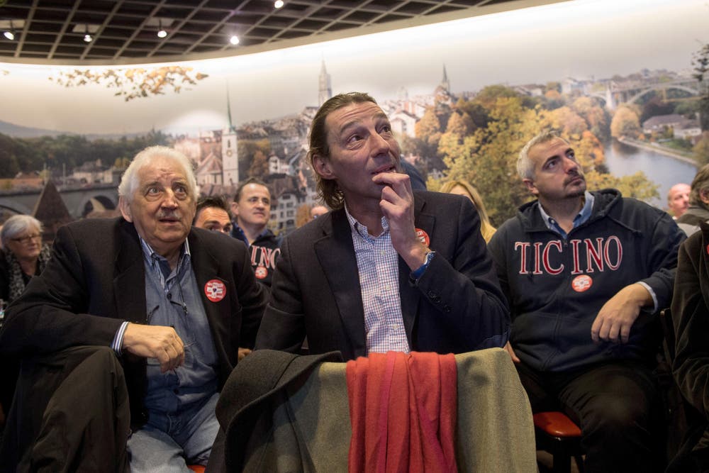 Angelo Paparelli, Michele Foletti und Daniele Caverzasio, von links, Politiker der Lega dei Ticinesi und Anhänger von SVP-Bundesratskandidat Norman Gobbi, verfolgen am Fernsehen die Bundesratswahlen. (Bild: GABRIELE PUTZU)