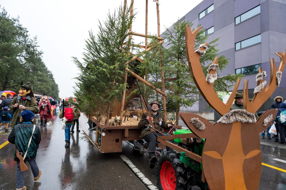 Der Fasnachtsverein Edelweiss mit dem Motto «Jäger». (Bild: Roger Grütter (Littau, 11. Februar 2018))