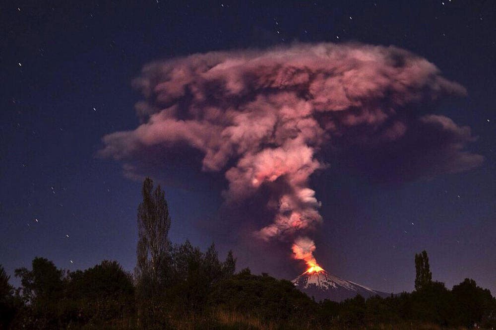 Der Vulkan Villarrica, 750 Kilometer südlich von Santigao de Chile, bricht aus. Über 4000 Menschen mussten wegen der Gefahr von Überschwemmungen evakuiert werden. (Bild: EPA / Ariel Marinkovic)