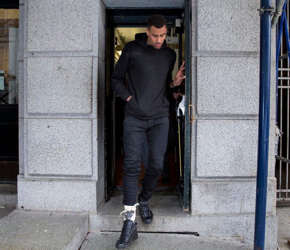 Der Schweizer NBA-Star Thabo Sefolosha bricht sich bei einem Polizeieinsatz das Wadenbein. Nach einem langen Prozess wird er freigesprochen und verklagt stattdessen die Stadt New York und die Polizei auf Schadenersatzklage. (Bild: AP / Craig Ruttle)