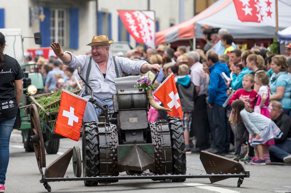 Die Gruppe "Freunde alter Landmaschinen aus Entlebuch" beim Umzug am Sonntag. (Bild: Keystone/ALEXANDRA WEY)