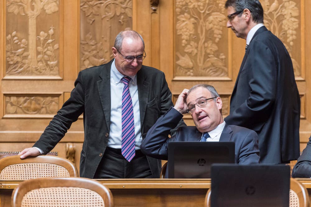 Bundesratskandidat Guy Parmelin, rechts, diskutiert mit Ständerat Claude Janiak, SP-BS. (Bild: LUKAS LEHMANN)