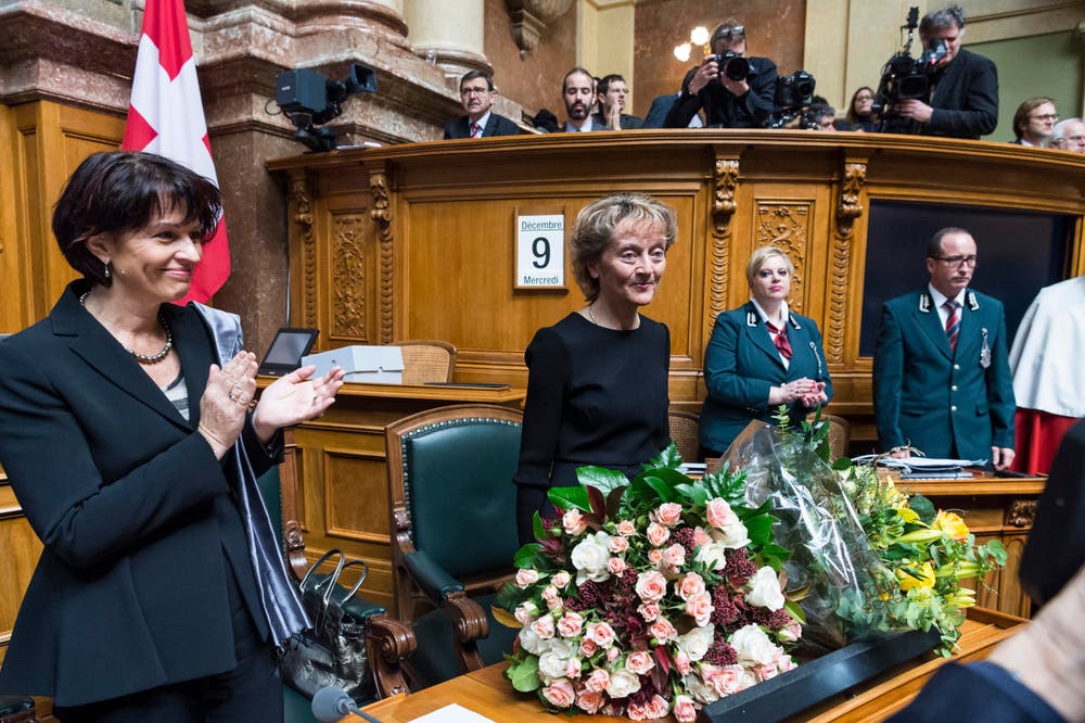 Bundesrätin Eveline Widmer-Schlumpf empfängt Applaus von Kollegin Doris Leuthard, links, und den Mitgliedern der Sitzung der Vereinigten Bundesversammlung. (Bild: KEYSTONE / LUKAS LEHMANN)
