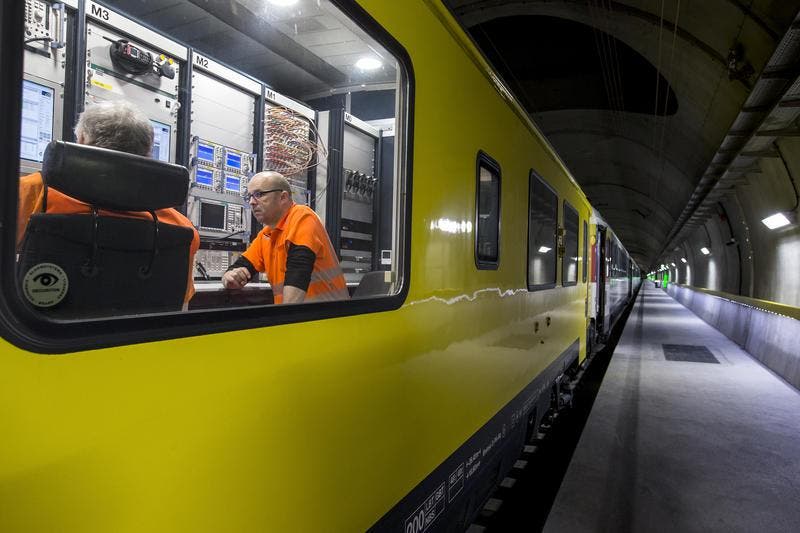Laut der Bauherrin, der AlpTransit Gotthard AG, verliefen die Testfahrten im längsten Eisenbahntunnel der Welt im Grossen und Ganzen bislang problemlos. (Bild: Keystone / Alexandra Wey)