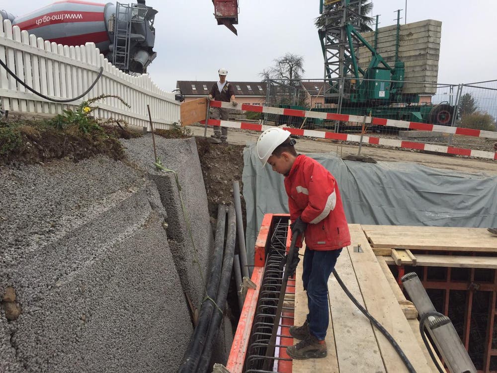 Janic Murer unterwegs auf einer Baustelle der Firma FMO Bauunternehmung in Beckenried. (Bild: Franco Murer)