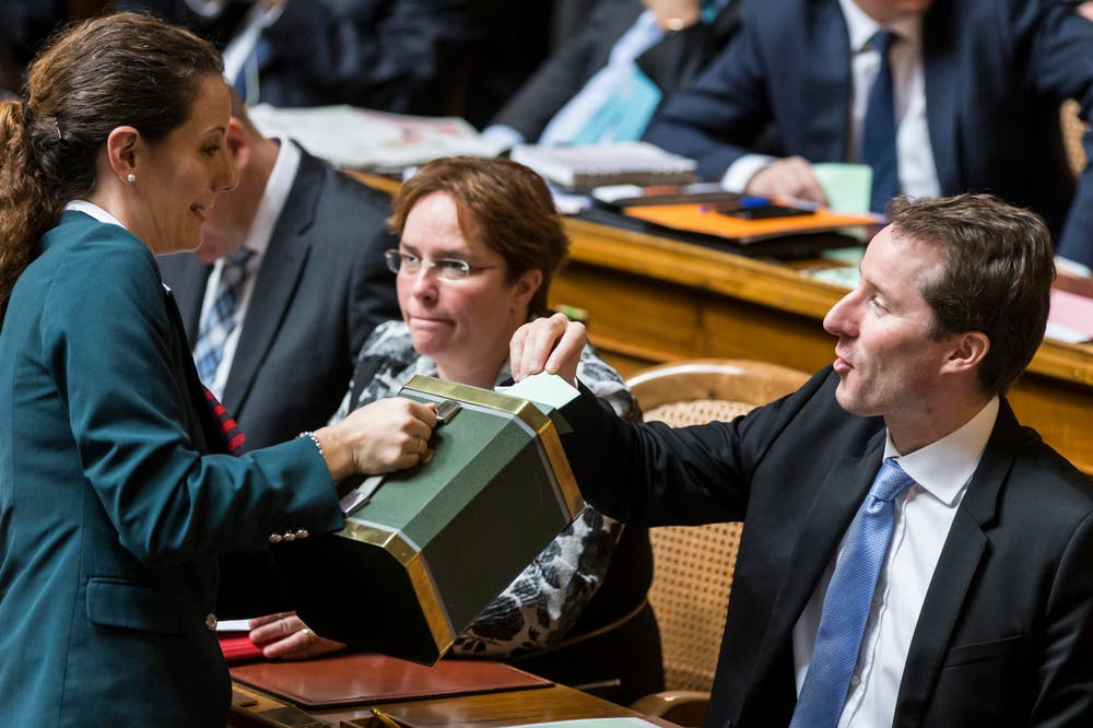 Der Zuger Bundesratskandidat Thomas Aeschi, rechts, gibt seine Stimme in die Wahlurne neben Fraktionskollegin Magdalena Martullo-Blocher, GR. (Bild: PETER KLAUNZER)