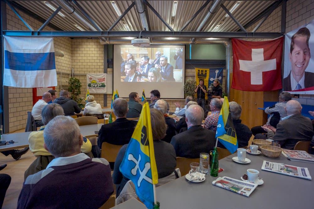 Live-Uebertragung der Bundesratswahlen 2015 mit Mitgliedern der SVP Baar im Restaurant Sport-Inn in Baar. (Bild: ALEXANDRA WEY)
