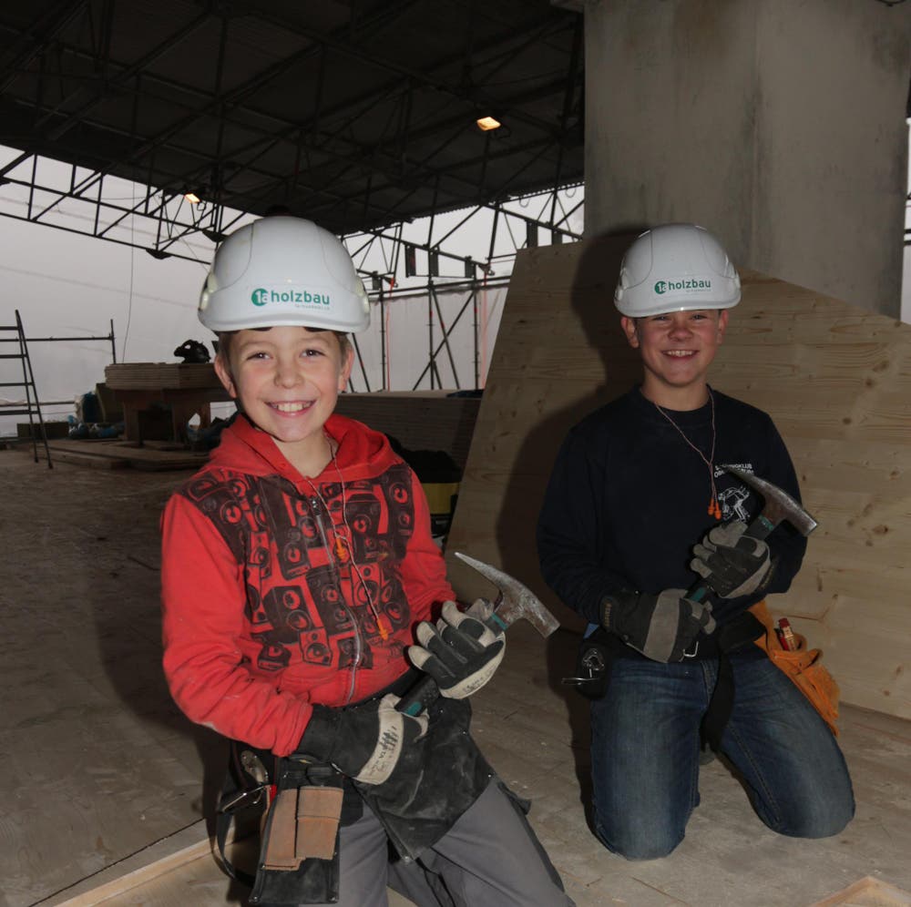 Sven Rohrer und Phil Estermann aus Inwil (Söhne unserer Holzbauer) auf der Baustelle in Luzern (Dachstockausbau) (Bild: Lussi Martin, Projektleiter 1a hunkeler holzbau AG)