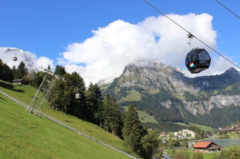 Historischer Moment: die alte und die neue Gondelbahn (im Bild der Abschnitt Engelberg - Gerschnialp) laufen gemeinsam. Vor der Eröffnung am 12. Dezember stehen nun zahllose weitere Testfahrten und das Abnahmeverfahren durchs Bundesamt für Verkehr auf dem Programm. (Bild: PD / Mike Bacher)