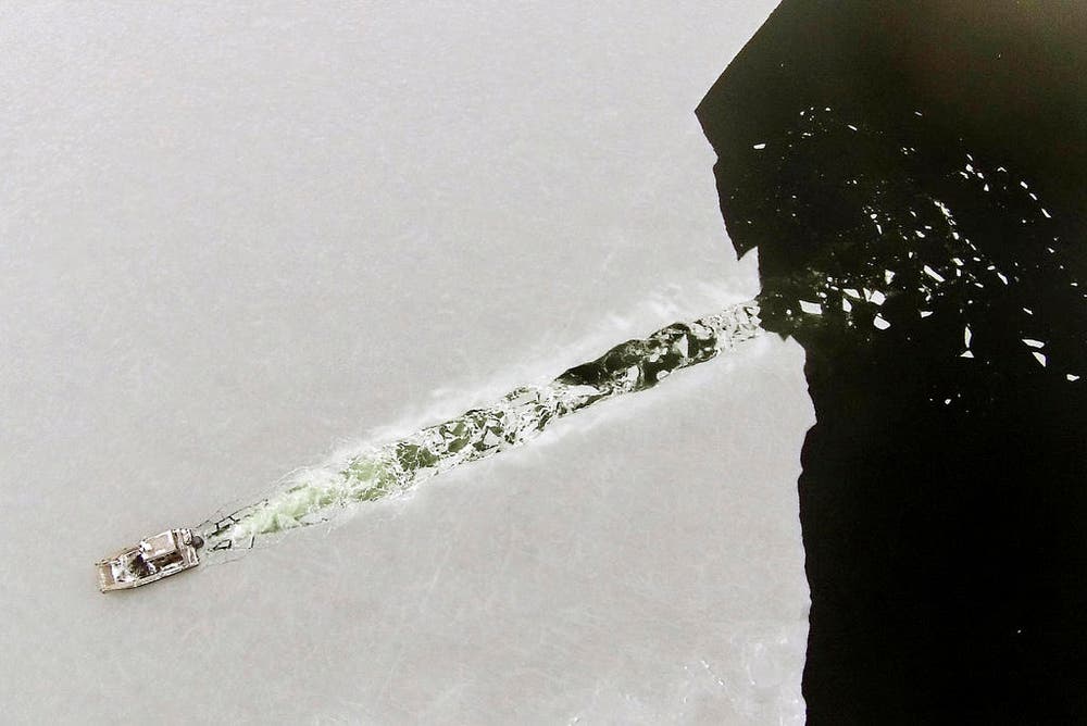 Schnee und Eis in Marion im US-Bundesstaat Massachusetts: Isaac Perry kämpft sich mit seinem Boot durch die frische Decke. (Bild: AP / Peter Pereira)