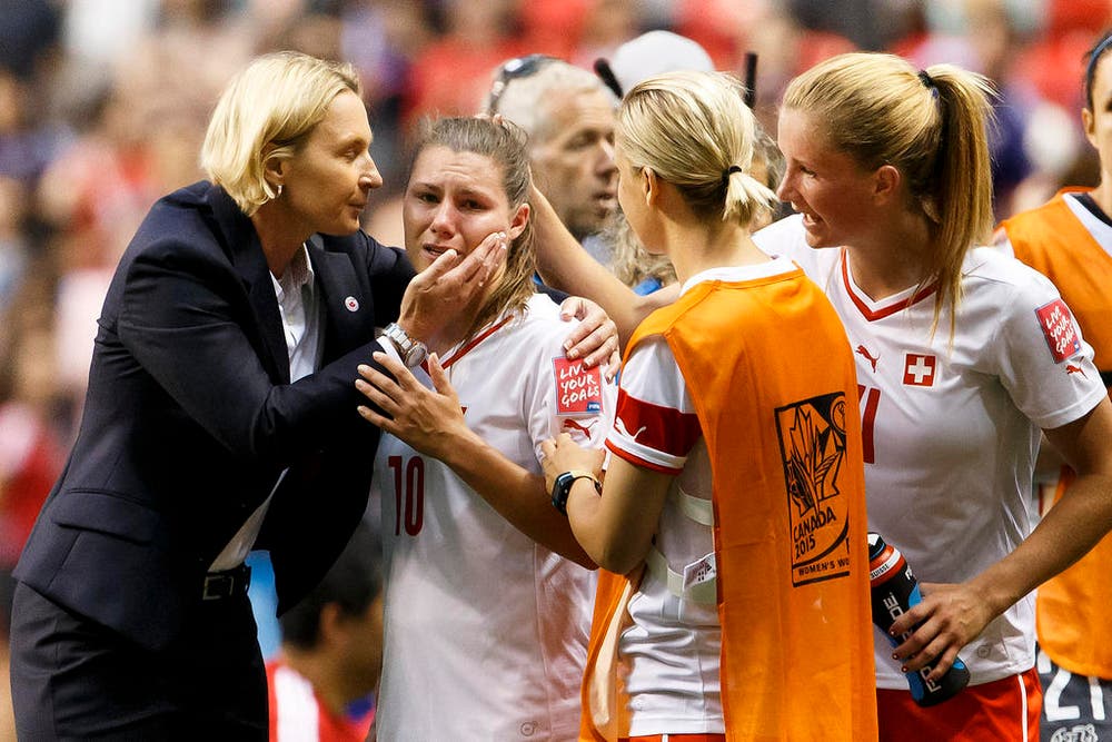Die Schweiz verliert das Auftakt-Spiel an der WM in Kanada mit 0:1. Die Luzernerin Ramona Bachmann (zweite von links) kann die Tränen nicht mehr zurückhalten (8. Juni). (Bild: Keystone / Salvatore di Nolfi)