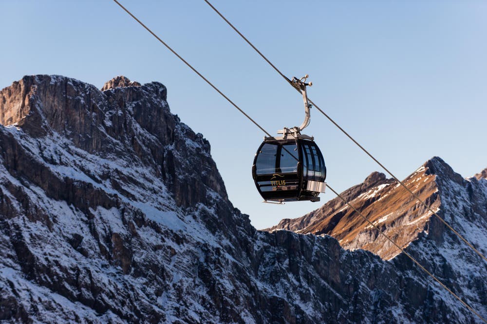 Eine Gondel der neuen Titlis-Bahn zwischen Trübsee und Stand, im Hintergrund der Graustock (links). (23.10.2015). (Bild: Roger Grütter)