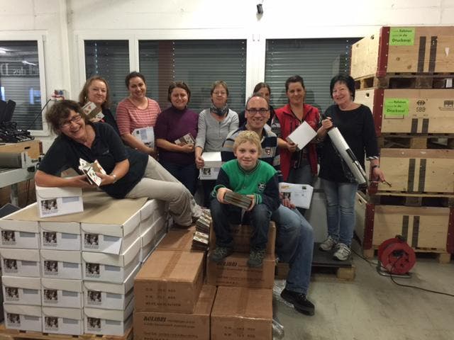 Maximilian (vorne, 5. Kalsse in Rickenbach) verbringt den Zukunftstag beim Team von M+C Mail (Drucken/Verpacken/Versenden). Vom Büro, über die Druckerei, die Verpackungsmaschinen, bis zur Spedition durfte er alle Stationen im Betrieb durchlaufen. (Bild: Claudia Bättig)