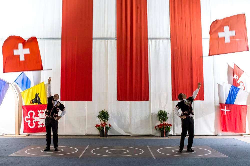 Paul Camenzind, links, und Daniel Dubacher, rechts, beim Fahnenschwingen. (Bild: Alexandra Wey/Keystone)