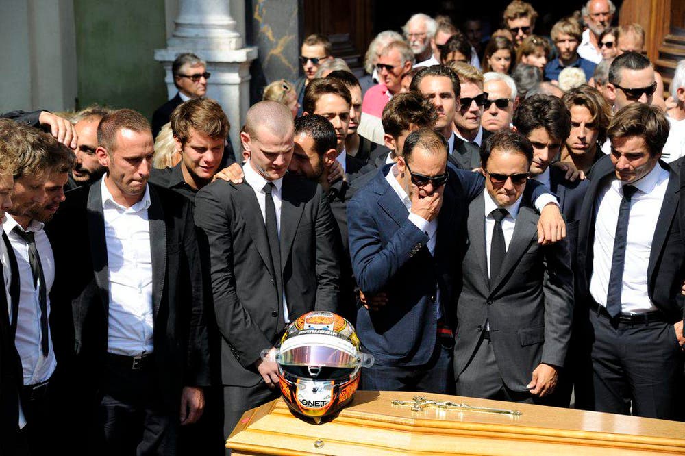 Sebastian Vettel (links), Romain Grosjean (dritter von links), Pastor Maldonad (dritter von rechts), Felipe Massa (zweiter von rechts) und Jean Eric Vergne (rechts) gedenken dem verstorbenen Formel-1-Rennfahrer Jules Bianchi. Bianchi war am 5. Oktober 2014 beim Grossen Preis von Japan in Suzuka schwer verunfallt. In der 41. Runde kam er auf regennasser Fahrbahn von der Strecke ab und prallte ins Heck eines Bergungsfahrzeugs (21. Juli). (Bild: EPA / Olivier Anrigo)