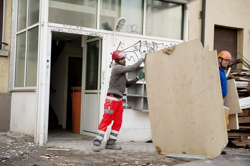 Das Material werde strikt getrennt. So haben Bauarbeiter Fenster, Türen, Kellerabteile und Spiegel einzeln ausgebaut. (Bild: Corinne Glanzmann / Neue LZ)