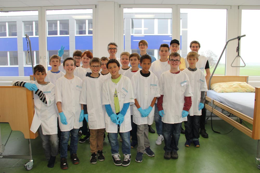 Gruppenbild. Für einen Tag Profipfleger - das konnten die 15 Jungs heute bei der ZIGG im Rahmen des Nationalen Zukunftstages sein (Bild: zvg)