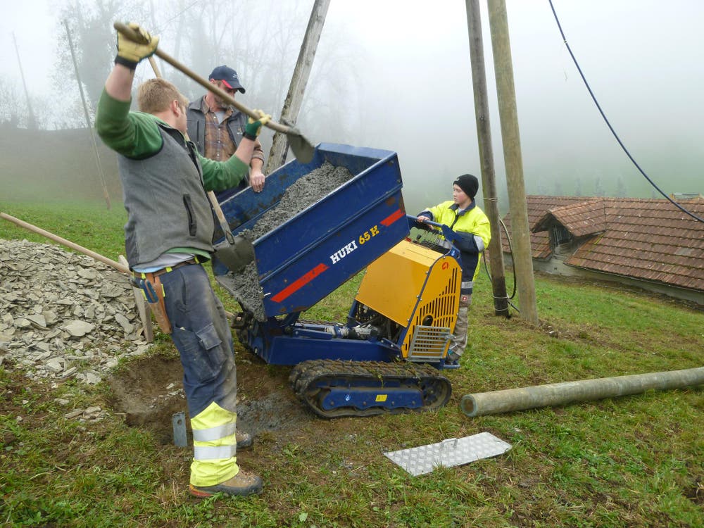 Elektrizitätswerk Obwalden: Denis Windlin unterstützt seinen Vater Andi und Netzelektriker Peter Bürgi bei der Arbeit. Als Maschinist macht er sich bereits hervorragend. (Bild: Barbara Rohrer)