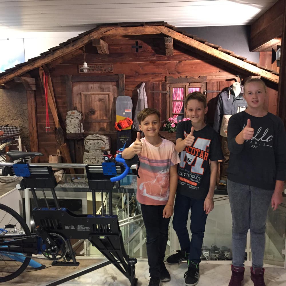 Elisa Dell’Olivo (11), Andrin Mehr (10) und Ganesh Mehr (12) verbringen ihren Zukunftstag in Luzerns legendären Bike- und Snowboard-Shop bikelocal – boardlocal. Wir freuen uns, ihnen einen vielseitigen Einblick in die Welt des Fahrrades und des Snowboardens geben zu können. (Bild: Stefan Blättler)