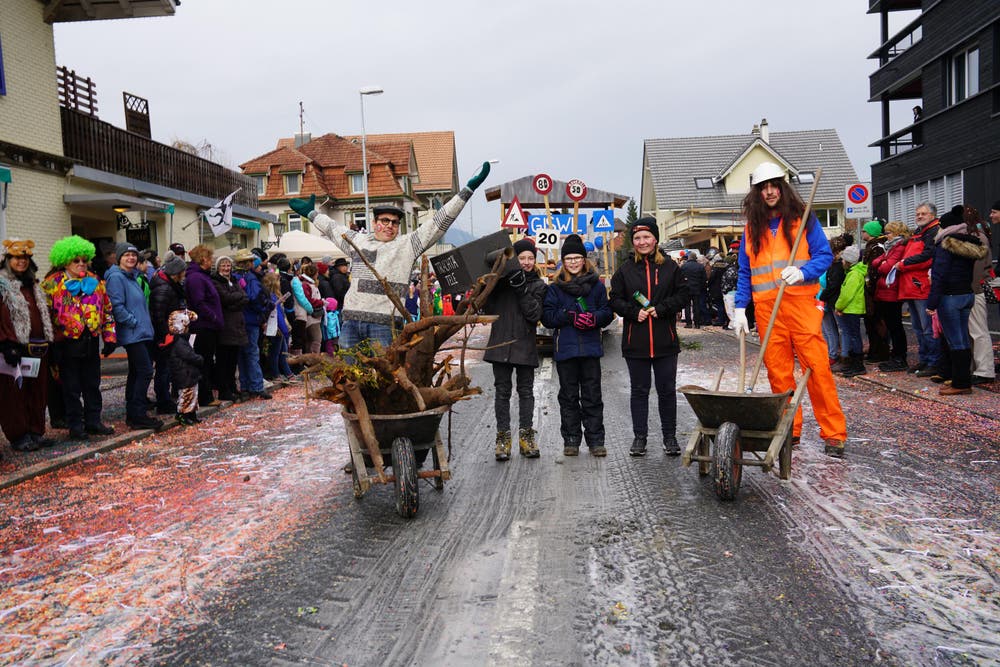 Im Dorf Giswil - Trachtegruppe (Bild: Romano Cuonz (Giswil, 11. Februar 2018))