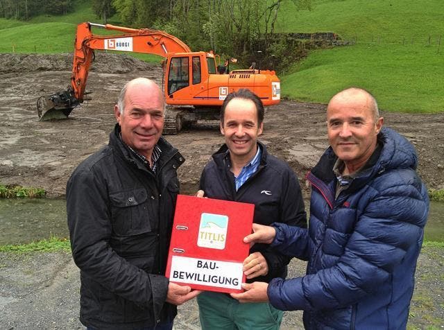 13.05.2014: Projektleiter Urs Bollmann nimmt die Baubewilligung von Titlis Rotair CEO Norbert Patt und Mediensprecher Peter Reinle in Empfang (von links). (Bild: PD)