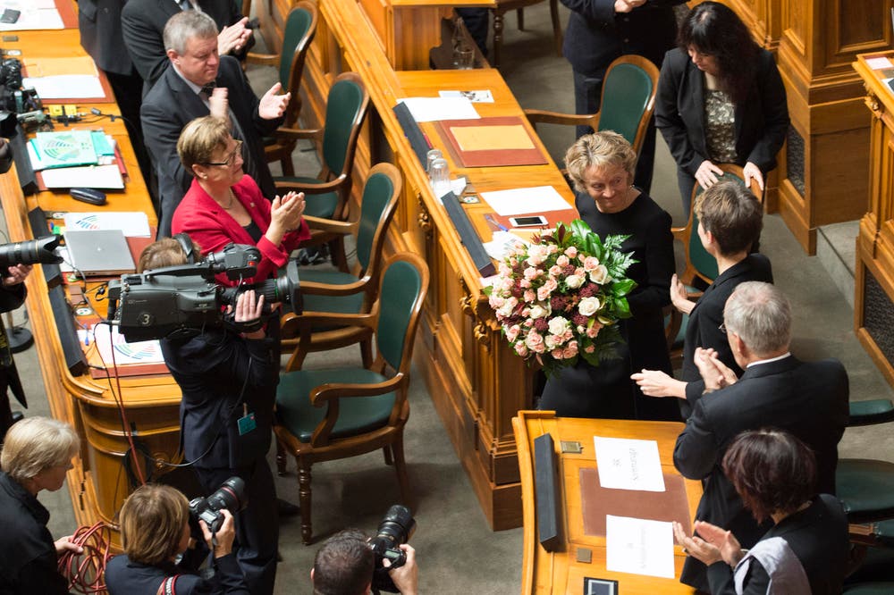 Bundesrätin Eveline Widmer-Schlumpf, rechts, wird mit Blumen verabschiedet. (Bild: PETER SCHNEIDER)