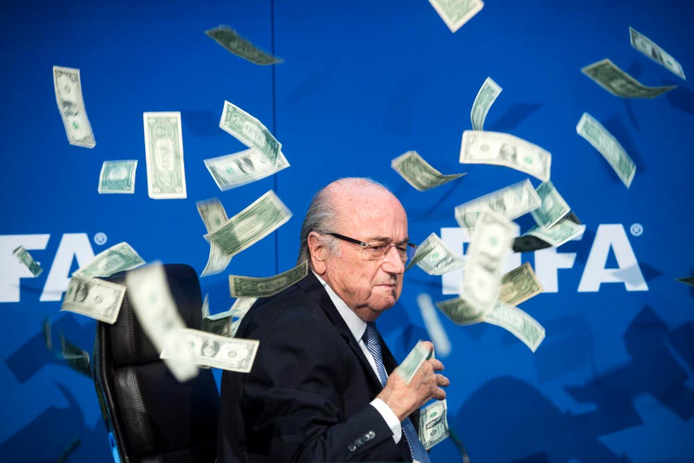 An einer Medienkonferenz der Fifa wird deren Präsident Sepp Blatter mit Banknoten beworfen (20. Juli). (Bild: Keystone / Ennio Leanza)