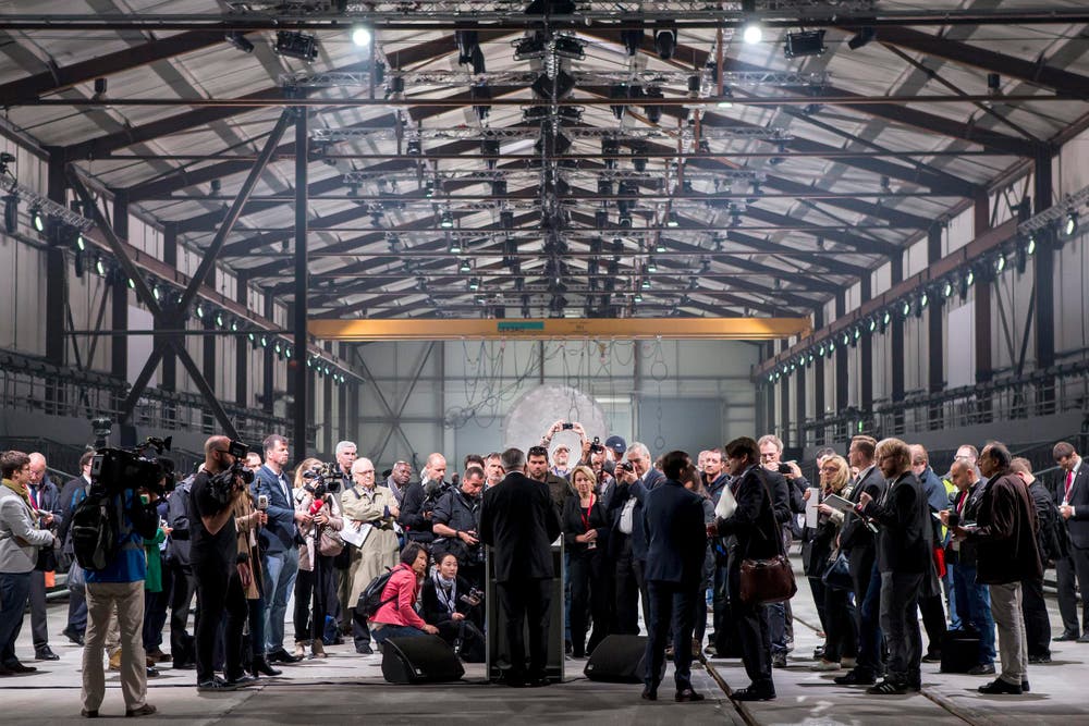 Bundespräsident Johann Schneider-Ammann spricht am Festplatz Rynächt zu den Journalisten. (Bild: Keystone / Alexandra Wey)