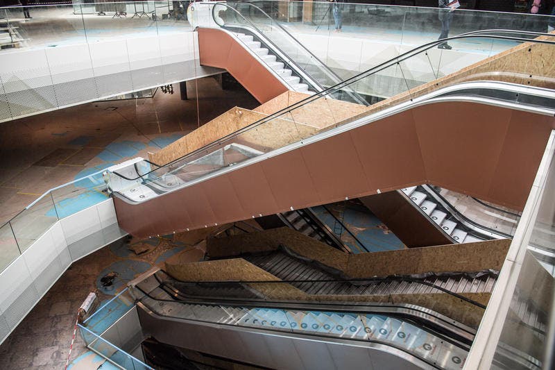 Vom Nachbarn geliefert: Rolltreppen von Schindler, noch im Montagestadium. (Bild: Nadia Schärli/LZ)