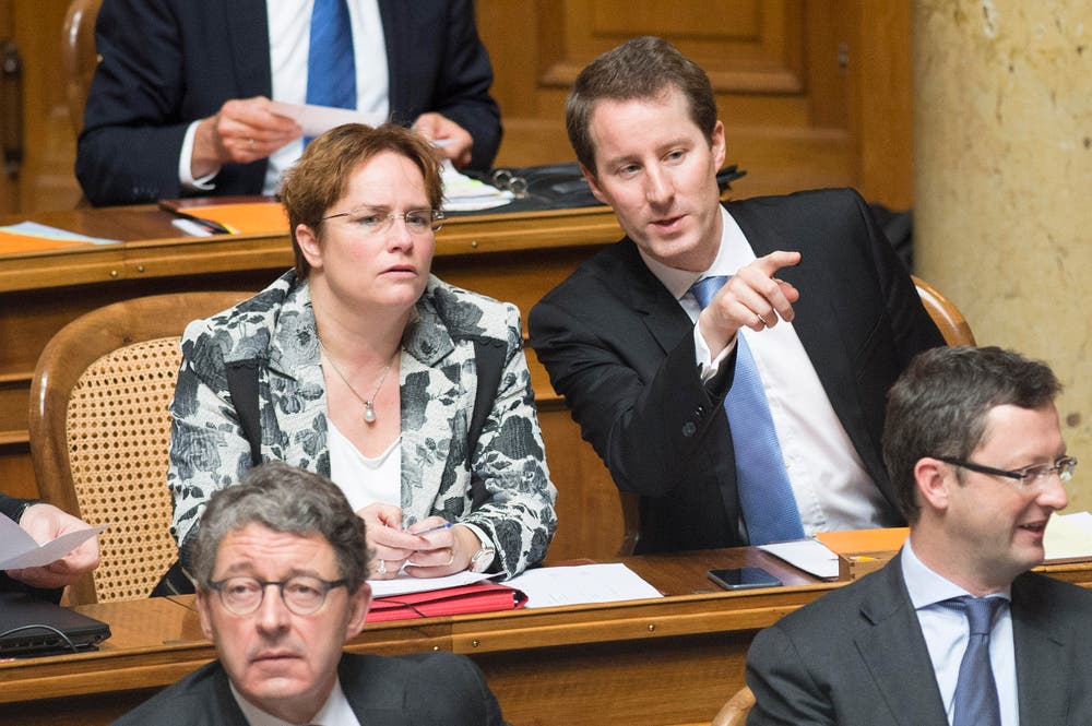 Die SVP-Nationalräte Thomas Aeschi, ZG, rechts, und Magdalena Martullo-Blocher, GR, unterhalten sich während den Bundesratswahlen. (Bild: KEYSTONE / PETER SCHNEIDER)