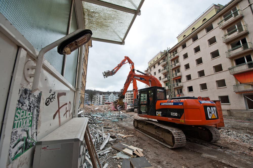 Riesige Bagger zerstückeln aktuell die Siedlung Himmelrich 3. (Bild: Dominik Wunderli / Neue LZ)