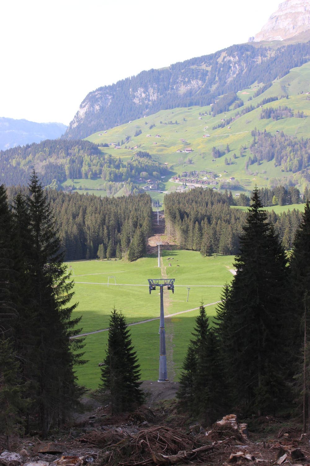 Blick vom Steilhang unterhalb von Trübsee auf die Gerschnialp. (Bild: Mike Bacher)
